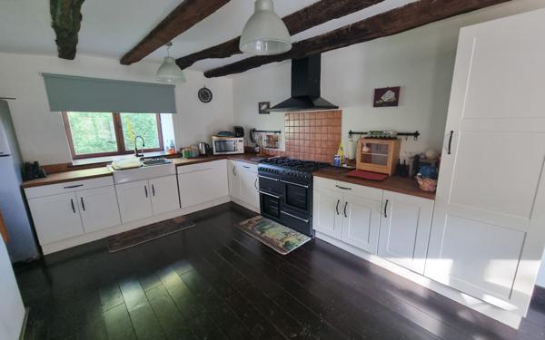 Maison à vendre    6 pièces • 220 m2 Saint-Priest-Ligoure