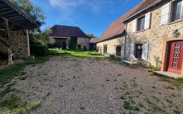 Maison à vendre    6 pièces • 220 m2 Saint-Priest-Ligoure