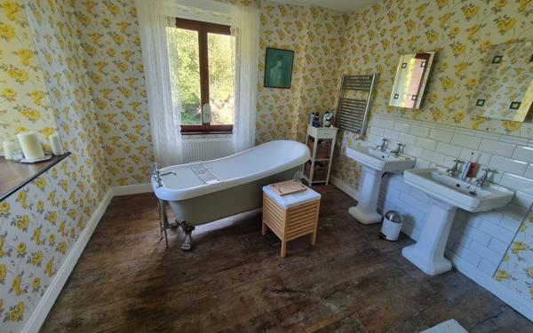 Maison à vendre    6 pièces • 220 m2 Saint-Priest-Ligoure