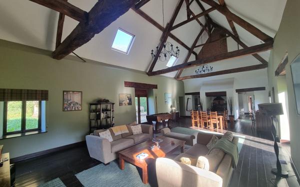 Maison à vendre    6 pièces • 220 m2 Saint-Priest-Ligoure