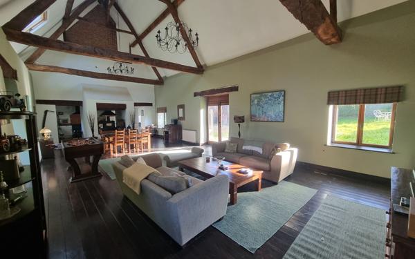 Maison à vendre    6 pièces • 220 m2 Saint-Priest-Ligoure