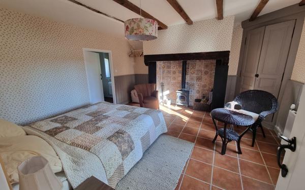 Maison à vendre    6 pièces • 220 m2 Saint-Priest-Ligoure