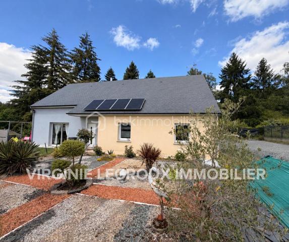 A la recherche d'une maison de plain-pied sans aucun travaux à prévoir idéalement située sur la commune dynamique de PORT-BRILLET ? Lisez la suite j'ai peut-être votre future maison...
En effet cette maison construite en 2014 est située à 2 pas du collège et permet à ses futurs propriétaires de pouvoir tout faire à pied !
Nous commencerons la visite par le salon-séjour lumineux de 41m2 ouverte sur la cuisine aménagée et équipée de 11m2 soit une pièce de vie de 52m2, de quoi pouvoir recevoir aisément famille et amis !
Nous poursuivrons la visite avec la buanderie de 7m2 environ, un wc séparé de 2m2, une salle d'eau de 8m2 et enfin avec les trois chambres de 11m2. 
Toutes les menuiseries sont en double vitrage avec volet roulant électrique. Gros point positif de cette maison, elle consomme peu !
Le mode de chauffage principal est un poêle mixte, c'est à dire un poêle bois et granulés, vous pouvez mettre selon vos envies et votre disponibilité, du bois ou des granulés, très pratique et il suffit pour chauffer toute la maison. Mais si vous souhaitez installer des radiateurs, pas de soucis, les propriétaires ont prévu des réserves dans toutes les pièces, il vous suffira de les installer. En ce qui concerne la consommation pour le poêle, les propriétaires utilisent qu'une demi-palette pour l'année ainsi que de seulement 1 stère de bois ! Concernant l'électricité, la consommation mensuelle est "seulement" de 80€ ! Une des raisons hormis la très bonne isolation de cette maison, les propriétaires ont installé 4 panneaux solaires. 
Coté rangement, le garage de cette maison fait 25m2 et une arrière-cuisine y a été installée. 
Coté extérieur, vous pourrez profiter en toute tranquillité de la parcelle de 910m2 en toute quiétude et sans aucun vis à vis. Toutes les clôtures ont été faites, un portail et un portillon ont également été installé. 
Pratique également, un carport sur l'arrière de la maison avec accès à l'arrière-cuisine a été construit. 
Alors, cette maison semble correspondre à plusieurs de vos critères de recherche ? Appelez-moi pour plus de renseignements et peut-être fixer une visite !
Sans oublier que la commune de Port-Brillet propose à ses habitants :  boulangerie, coiffeurs, supérette, opticien, fleuriste, esthéticienne, kiné, médecin, ostéopathe, opticienne, infirmières etc...  mais aussi une école publique maternelle et primaire ainsi qu'un collège. 
Et très pratique, une gare SNCF dessert quotidiennement l'axe Rennes-Paris et vous pourrez vous y rendre à pieds !