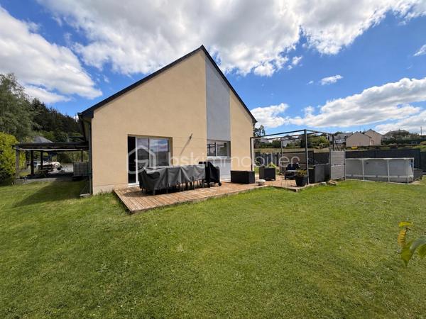 A la recherche d'une maison de plain-pied sans aucun travaux à prévoir idéalement située sur la commune dynamique de PORT-BRILLET ? Lisez la suite j'ai peut-être votre future maison...
En effet cette maison construite en 2014 est située à 2 pas du collège et permet à ses futurs propriétaires de pouvoir tout faire à pied !
Nous commencerons la visite par le salon-séjour lumineux de 41m2 ouverte sur la cuisine aménagée et équipée de 11m2 soit une pièce de vie de 52m2, de quoi pouvoir recevoir aisément famille et amis !
Nous poursuivrons la visite avec la buanderie de 7m2 environ, un wc séparé de 2m2, une salle d'eau de 8m2 et enfin avec les trois chambres de 11m2. 
Toutes les menuiseries sont en double vitrage avec volet roulant électrique. Gros point positif de cette maison, elle consomme peu !
Le mode de chauffage principal est un poêle mixte, c'est à dire un poêle bois et granulés, vous pouvez mettre selon vos envies et votre disponibilité, du bois ou des granulés, très pratique et il suffit pour chauffer toute la maison. Mais si vous souhaitez installer des radiateurs, pas de soucis, les propriétaires ont prévu des réserves dans toutes les pièces, il vous suffira de les installer. En ce qui concerne la consommation pour le poêle, les propriétaires utilisent qu'une demi-palette pour l'année ainsi que de seulement 1 stère de bois ! Concernant l'électricité, la consommation mensuelle est "seulement" de 80€ ! Une des raisons hormis la très bonne isolation de cette maison, les propriétaires ont installé 4 panneaux solaires. 
Coté rangement, le garage de cette maison fait 25m2 et une arrière-cuisine y a été installée. 
Coté extérieur, vous pourrez profiter en toute tranquillité de la parcelle de 910m2 en toute quiétude et sans aucun vis à vis. Toutes les clôtures ont été faites, un portail et un portillon ont également été installé. 
Pratique également, un carport sur l'arrière de la maison avec accès à l'arrière-cuisine a été construit. 
Alors, cette maison semble correspondre à plusieurs de vos critères de recherche ? Appelez-moi pour plus de renseignements et peut-être fixer une visite !
Sans oublier que la commune de Port-Brillet propose à ses habitants :  boulangerie, coiffeurs, supérette, opticien, fleuriste, esthéticienne, kiné, médecin, ostéopathe, opticienne, infirmières etc...  mais aussi une école publique maternelle et primaire ainsi qu'un collège. 
Et très pratique, une gare SNCF dessert quotidiennement l'axe Rennes-Paris et vous pourrez vous y rendre à pieds !