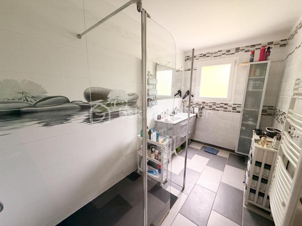 A la recherche d'une maison de plain-pied sans aucun travaux à prévoir idéalement située sur la commune dynamique de PORT-BRILLET ? Lisez la suite j'ai peut-être votre future maison...
En effet cette maison construite en 2014 est située à 2 pas du collège et permet à ses futurs propriétaires de pouvoir tout faire à pied !
Nous commencerons la visite par le salon-séjour lumineux de 41m2 ouverte sur la cuisine aménagée et équipée de 11m2 soit une pièce de vie de 52m2, de quoi pouvoir recevoir aisément famille et amis !
Nous poursuivrons la visite avec la buanderie de 7m2 environ, un wc séparé de 2m2, une salle d'eau de 8m2 et enfin avec les trois chambres de 11m2. 
Toutes les menuiseries sont en double vitrage avec volet roulant électrique. Gros point positif de cette maison, elle consomme peu !
Le mode de chauffage principal est un poêle mixte, c'est à dire un poêle bois et granulés, vous pouvez mettre selon vos envies et votre disponibilité, du bois ou des granulés, très pratique et il suffit pour chauffer toute la maison. Mais si vous souhaitez installer des radiateurs, pas de soucis, les propriétaires ont prévu des réserves dans toutes les pièces, il vous suffira de les installer. En ce qui concerne la consommation pour le poêle, les propriétaires utilisent qu'une demi-palette pour l'année ainsi que de seulement 1 stère de bois ! Concernant l'électricité, la consommation mensuelle est "seulement" de 80€ ! Une des raisons hormis la très bonne isolation de cette maison, les propriétaires ont installé 4 panneaux solaires. 
Coté rangement, le garage de cette maison fait 25m2 et une arrière-cuisine y a été installée. 
Coté extérieur, vous pourrez profiter en toute tranquillité de la parcelle de 910m2 en toute quiétude et sans aucun vis à vis. Toutes les clôtures ont été faites, un portail et un portillon ont également été installé. 
Pratique également, un carport sur l'arrière de la maison avec accès à l'arrière-cuisine a été construit. 
Alors, cette maison semble correspondre à plusieurs de vos critères de recherche ? Appelez-moi pour plus de renseignements et peut-être fixer une visite !
Sans oublier que la commune de Port-Brillet propose à ses habitants :  boulangerie, coiffeurs, supérette, opticien, fleuriste, esthéticienne, kiné, médecin, ostéopathe, opticienne, infirmières etc...  mais aussi une école publique maternelle et primaire ainsi qu'un collège. 
Et très pratique, une gare SNCF dessert quotidiennement l'axe Rennes-Paris et vous pourrez vous y rendre à pieds !