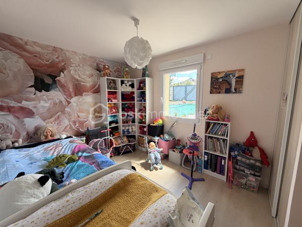 A la recherche d'une maison de plain-pied sans aucun travaux à prévoir idéalement située sur la commune dynamique de PORT-BRILLET ? Lisez la suite j'ai peut-être votre future maison...
En effet cette maison construite en 2014 est située à 2 pas du collège et permet à ses futurs propriétaires de pouvoir tout faire à pied !
Nous commencerons la visite par le salon-séjour lumineux de 41m2 ouverte sur la cuisine aménagée et équipée de 11m2 soit une pièce de vie de 52m2, de quoi pouvoir recevoir aisément famille et amis !
Nous poursuivrons la visite avec la buanderie de 7m2 environ, un wc séparé de 2m2, une salle d'eau de 8m2 et enfin avec les trois chambres de 11m2. 
Toutes les menuiseries sont en double vitrage avec volet roulant électrique. Gros point positif de cette maison, elle consomme peu !
Le mode de chauffage principal est un poêle mixte, c'est à dire un poêle bois et granulés, vous pouvez mettre selon vos envies et votre disponibilité, du bois ou des granulés, très pratique et il suffit pour chauffer toute la maison. Mais si vous souhaitez installer des radiateurs, pas de soucis, les propriétaires ont prévu des réserves dans toutes les pièces, il vous suffira de les installer. En ce qui concerne la consommation pour le poêle, les propriétaires utilisent qu'une demi-palette pour l'année ainsi que de seulement 1 stère de bois ! Concernant l'électricité, la consommation mensuelle est "seulement" de 80€ ! Une des raisons hormis la très bonne isolation de cette maison, les propriétaires ont installé 4 panneaux solaires. 
Coté rangement, le garage de cette maison fait 25m2 et une arrière-cuisine y a été installée. 
Coté extérieur, vous pourrez profiter en toute tranquillité de la parcelle de 910m2 en toute quiétude et sans aucun vis à vis. Toutes les clôtures ont été faites, un portail et un portillon ont également été installé. 
Pratique également, un carport sur l'arrière de la maison avec accès à l'arrière-cuisine a été construit. 
Alors, cette maison semble correspondre à plusieurs de vos critères de recherche ? Appelez-moi pour plus de renseignements et peut-être fixer une visite !
Sans oublier que la commune de Port-Brillet propose à ses habitants :  boulangerie, coiffeurs, supérette, opticien, fleuriste, esthéticienne, kiné, médecin, ostéopathe, opticienne, infirmières etc...  mais aussi une école publique maternelle et primaire ainsi qu'un collège. 
Et très pratique, une gare SNCF dessert quotidiennement l'axe Rennes-Paris et vous pourrez vous y rendre à pieds !