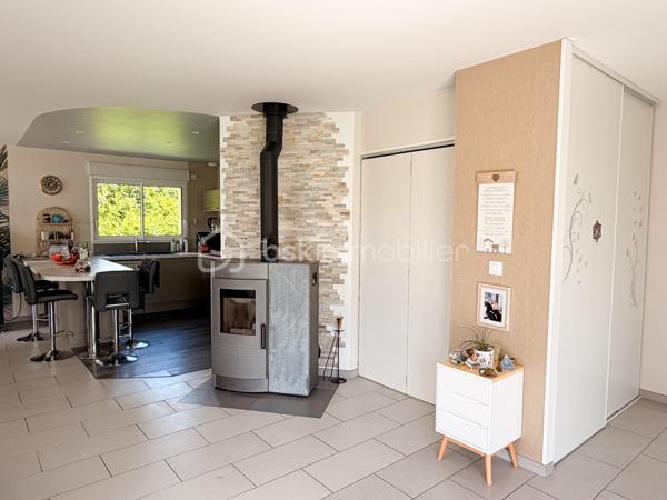 A la recherche d'une maison de plain-pied sans aucun travaux à prévoir idéalement située sur la commune dynamique de PORT-BRILLET ? Lisez la suite j'ai peut-être votre future maison...
En effet cette maison construite en 2014 est située à 2 pas du collège et permet à ses futurs propriétaires de pouvoir tout faire à pied !
Nous commencerons la visite par le salon-séjour lumineux de 41m2 ouverte sur la cuisine aménagée et équipée de 11m2 soit une pièce de vie de 52m2, de quoi pouvoir recevoir aisément famille et amis !
Nous poursuivrons la visite avec la buanderie de 7m2 environ, un wc séparé de 2m2, une salle d'eau de 8m2 et enfin avec les trois chambres de 11m2. 
Toutes les menuiseries sont en double vitrage avec volet roulant électrique. Gros point positif de cette maison, elle consomme peu !
Le mode de chauffage principal est un poêle mixte, c'est à dire un poêle bois et granulés, vous pouvez mettre selon vos envies et votre disponibilité, du bois ou des granulés, très pratique et il suffit pour chauffer toute la maison. Mais si vous souhaitez installer des radiateurs, pas de soucis, les propriétaires ont prévu des réserves dans toutes les pièces, il vous suffira de les installer. En ce qui concerne la consommation pour le poêle, les propriétaires utilisent qu'une demi-palette pour l'année ainsi que de seulement 1 stère de bois ! Concernant l'électricité, la consommation mensuelle est "seulement" de 80€ ! Une des raisons hormis la très bonne isolation de cette maison, les propriétaires ont installé 4 panneaux solaires. 
Coté rangement, le garage de cette maison fait 25m2 et une arrière-cuisine y a été installée. 
Coté extérieur, vous pourrez profiter en toute tranquillité de la parcelle de 910m2 en toute quiétude et sans aucun vis à vis. Toutes les clôtures ont été faites, un portail et un portillon ont également été installé. 
Pratique également, un carport sur l'arrière de la maison avec accès à l'arrière-cuisine a été construit. 
Alors, cette maison semble correspondre à plusieurs de vos critères de recherche ? Appelez-moi pour plus de renseignements et peut-être fixer une visite !
Sans oublier que la commune de Port-Brillet propose à ses habitants :  boulangerie, coiffeurs, supérette, opticien, fleuriste, esthéticienne, kiné, médecin, ostéopathe, opticienne, infirmières etc...  mais aussi une école publique maternelle et primaire ainsi qu'un collège. 
Et très pratique, une gare SNCF dessert quotidiennement l'axe Rennes-Paris et vous pourrez vous y rendre à pieds !