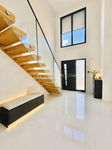 Dans un secteur résidentiel calme et recherché de Saint-Erblon, découvrez cette superbe maison contemporaine de 2023 aux lignes modernes et aux volumes généreux.

Édifiée sur un terrain de 401 m², cette maison familiale a été pensée pour offrir confort, luminosité et fonctionnalité au quotidien.

Dès l’entrée, vous serez séduits par le vide sur séjour qui apporte une sensation d’espace remarquable et une belle hauteur sous plafond. La vaste pièce de vie traversante profite d’une luminosité exceptionnelle grâce à ses larges ouvertures et à sa double exposition.

La cuisine moderne, aménagée et entièrement équipée, s’ouvre harmonieusement sur l’espace salon-séjour afin de créer un lieu de vie convivial et chaleureux.

Le rez-de-chaussée propose également une belle suite parentale avec dressing et salle d’eau privative, une buanderie indépendante ainsi qu’un accès direct au garage.

À l’étage, une grande mezzanine dessert trois chambres avec rangements intégrés, dont deux avec accès à un agréable toit-terrasse. Une grande salle de bain lumineuse avec baignoire, douche et double vasque complète cet espace nuit.

Côté extérieur, vous profiterez d’un jardin entièrement clos ainsi que d’une terrasse exposée sud-est, idéale pour partager des moments en famille ou entre amis.

Les atouts :

- Maison contemporaine de 2023
- Terrain de 401 m²
- Très beaux volumes
- Excellente luminosité
- Prestations de qualité
- Suite parentale au rez-de-chaussée
- Garage + buanderie
- Quartier calme et familial

Une maison moderne, spacieuse et clé en main, idéale pour une famille recherchant confort et qualité de vie à proximité de Rennes.

Surface habitable : 149 m²
DPE : A
Montant estimé des dépenses annuelles d’énergie : entre 490 € et 700 €