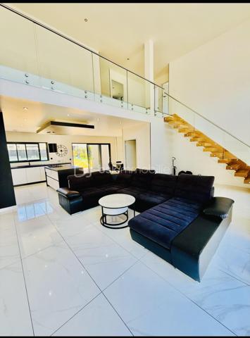 Dans un secteur résidentiel calme et recherché de Saint-Erblon, découvrez cette superbe maison contemporaine de 2023 aux lignes modernes et aux volumes généreux.

Édifiée sur un terrain de 401 m², cette maison familiale a été pensée pour offrir confort, luminosité et fonctionnalité au quotidien.

Dès l’entrée, vous serez séduits par le vide sur séjour qui apporte une sensation d’espace remarquable et une belle hauteur sous plafond. La vaste pièce de vie traversante profite d’une luminosité exceptionnelle grâce à ses larges ouvertures et à sa double exposition.

La cuisine moderne, aménagée et entièrement équipée, s’ouvre harmonieusement sur l’espace salon-séjour afin de créer un lieu de vie convivial et chaleureux.

Le rez-de-chaussée propose également une belle suite parentale avec dressing et salle d’eau privative, une buanderie indépendante ainsi qu’un accès direct au garage.

À l’étage, une grande mezzanine dessert trois chambres avec rangements intégrés, dont deux avec accès à un agréable toit-terrasse. Une grande salle de bain lumineuse avec baignoire, douche et double vasque complète cet espace nuit.

Côté extérieur, vous profiterez d’un jardin entièrement clos ainsi que d’une terrasse exposée sud-est, idéale pour partager des moments en famille ou entre amis.

Les atouts :

- Maison contemporaine de 2023
- Terrain de 401 m²
- Très beaux volumes
- Excellente luminosité
- Prestations de qualité
- Suite parentale au rez-de-chaussée
- Garage + buanderie
- Quartier calme et familial

Une maison moderne, spacieuse et clé en main, idéale pour une famille recherchant confort et qualité de vie à proximité de Rennes.

Surface habitable : 149 m²
DPE : A
Montant estimé des dépenses annuelles d’énergie : entre 490 € et 700 €