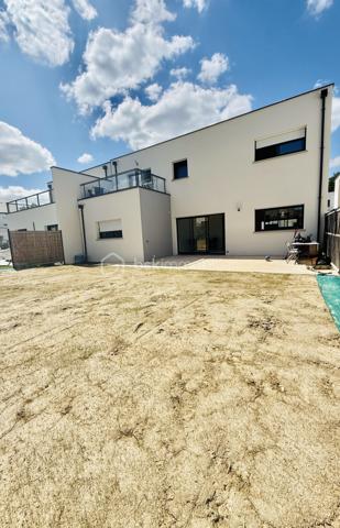 Dans un secteur résidentiel calme et recherché de Saint-Erblon, découvrez cette superbe maison contemporaine de 2023 aux lignes modernes et aux volumes généreux.

Édifiée sur un terrain de 401 m², cette maison familiale a été pensée pour offrir confort, luminosité et fonctionnalité au quotidien.

Dès l’entrée, vous serez séduits par le vide sur séjour qui apporte une sensation d’espace remarquable et une belle hauteur sous plafond. La vaste pièce de vie traversante profite d’une luminosité exceptionnelle grâce à ses larges ouvertures et à sa double exposition.

La cuisine moderne, aménagée et entièrement équipée, s’ouvre harmonieusement sur l’espace salon-séjour afin de créer un lieu de vie convivial et chaleureux.

Le rez-de-chaussée propose également une belle suite parentale avec dressing et salle d’eau privative, une buanderie indépendante ainsi qu’un accès direct au garage.

À l’étage, une grande mezzanine dessert trois chambres avec rangements intégrés, dont deux avec accès à un agréable toit-terrasse. Une grande salle de bain lumineuse avec baignoire, douche et double vasque complète cet espace nuit.

Côté extérieur, vous profiterez d’un jardin entièrement clos ainsi que d’une terrasse exposée sud-est, idéale pour partager des moments en famille ou entre amis.

Les atouts :

- Maison contemporaine de 2023
- Terrain de 401 m²
- Très beaux volumes
- Excellente luminosité
- Prestations de qualité
- Suite parentale au rez-de-chaussée
- Garage + buanderie
- Quartier calme et familial

Une maison moderne, spacieuse et clé en main, idéale pour une famille recherchant confort et qualité de vie à proximité de Rennes.

Surface habitable : 149 m²
DPE : A
Montant estimé des dépenses annuelles d’énergie : entre 490 € et 700 €