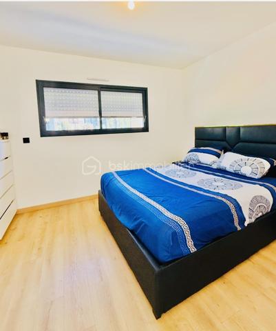 Dans un secteur résidentiel calme et recherché de Saint-Erblon, découvrez cette superbe maison contemporaine de 2023 aux lignes modernes et aux volumes généreux.

Édifiée sur un terrain de 401 m², cette maison familiale a été pensée pour offrir confort, luminosité et fonctionnalité au quotidien.

Dès l’entrée, vous serez séduits par le vide sur séjour qui apporte une sensation d’espace remarquable et une belle hauteur sous plafond. La vaste pièce de vie traversante profite d’une luminosité exceptionnelle grâce à ses larges ouvertures et à sa double exposition.

La cuisine moderne, aménagée et entièrement équipée, s’ouvre harmonieusement sur l’espace salon-séjour afin de créer un lieu de vie convivial et chaleureux.

Le rez-de-chaussée propose également une belle suite parentale avec dressing et salle d’eau privative, une buanderie indépendante ainsi qu’un accès direct au garage.

À l’étage, une grande mezzanine dessert trois chambres avec rangements intégrés, dont deux avec accès à un agréable toit-terrasse. Une grande salle de bain lumineuse avec baignoire, douche et double vasque complète cet espace nuit.

Côté extérieur, vous profiterez d’un jardin entièrement clos ainsi que d’une terrasse exposée sud-est, idéale pour partager des moments en famille ou entre amis.

Les atouts :

- Maison contemporaine de 2023
- Terrain de 401 m²
- Très beaux volumes
- Excellente luminosité
- Prestations de qualité
- Suite parentale au rez-de-chaussée
- Garage + buanderie
- Quartier calme et familial

Une maison moderne, spacieuse et clé en main, idéale pour une famille recherchant confort et qualité de vie à proximité de Rennes.

Surface habitable : 149 m²
DPE : A
Montant estimé des dépenses annuelles d’énergie : entre 490 € et 700 €