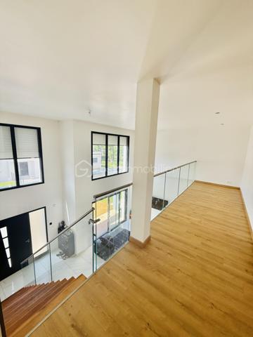 Dans un secteur résidentiel calme et recherché de Saint-Erblon, découvrez cette superbe maison contemporaine de 2023 aux lignes modernes et aux volumes généreux.

Édifiée sur un terrain de 401 m², cette maison familiale a été pensée pour offrir confort, luminosité et fonctionnalité au quotidien.

Dès l’entrée, vous serez séduits par le vide sur séjour qui apporte une sensation d’espace remarquable et une belle hauteur sous plafond. La vaste pièce de vie traversante profite d’une luminosité exceptionnelle grâce à ses larges ouvertures et à sa double exposition.

La cuisine moderne, aménagée et entièrement équipée, s’ouvre harmonieusement sur l’espace salon-séjour afin de créer un lieu de vie convivial et chaleureux.

Le rez-de-chaussée propose également une belle suite parentale avec dressing et salle d’eau privative, une buanderie indépendante ainsi qu’un accès direct au garage.

À l’étage, une grande mezzanine dessert trois chambres avec rangements intégrés, dont deux avec accès à un agréable toit-terrasse. Une grande salle de bain lumineuse avec baignoire, douche et double vasque complète cet espace nuit.

Côté extérieur, vous profiterez d’un jardin entièrement clos ainsi que d’une terrasse exposée sud-est, idéale pour partager des moments en famille ou entre amis.

Les atouts :

- Maison contemporaine de 2023
- Terrain de 401 m²
- Très beaux volumes
- Excellente luminosité
- Prestations de qualité
- Suite parentale au rez-de-chaussée
- Garage + buanderie
- Quartier calme et familial

Une maison moderne, spacieuse et clé en main, idéale pour une famille recherchant confort et qualité de vie à proximité de Rennes.

Surface habitable : 149 m²
DPE : A
Montant estimé des dépenses annuelles d’énergie : entre 490 € et 700 €
