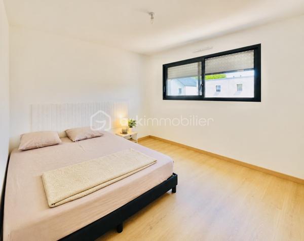 Dans un secteur résidentiel calme et recherché de Saint-Erblon, découvrez cette superbe maison contemporaine de 2023 aux lignes modernes et aux volumes généreux.

Édifiée sur un terrain de 401 m², cette maison familiale a été pensée pour offrir confort, luminosité et fonctionnalité au quotidien.

Dès l’entrée, vous serez séduits par le vide sur séjour qui apporte une sensation d’espace remarquable et une belle hauteur sous plafond. La vaste pièce de vie traversante profite d’une luminosité exceptionnelle grâce à ses larges ouvertures et à sa double exposition.

La cuisine moderne, aménagée et entièrement équipée, s’ouvre harmonieusement sur l’espace salon-séjour afin de créer un lieu de vie convivial et chaleureux.

Le rez-de-chaussée propose également une belle suite parentale avec dressing et salle d’eau privative, une buanderie indépendante ainsi qu’un accès direct au garage.

À l’étage, une grande mezzanine dessert trois chambres avec rangements intégrés, dont deux avec accès à un agréable toit-terrasse. Une grande salle de bain lumineuse avec baignoire, douche et double vasque complète cet espace nuit.

Côté extérieur, vous profiterez d’un jardin entièrement clos ainsi que d’une terrasse exposée sud-est, idéale pour partager des moments en famille ou entre amis.

Les atouts :

- Maison contemporaine de 2023
- Terrain de 401 m²
- Très beaux volumes
- Excellente luminosité
- Prestations de qualité
- Suite parentale au rez-de-chaussée
- Garage + buanderie
- Quartier calme et familial

Une maison moderne, spacieuse et clé en main, idéale pour une famille recherchant confort et qualité de vie à proximité de Rennes.

Surface habitable : 149 m²
DPE : A
Montant estimé des dépenses annuelles d’énergie : entre 490 € et 700 €