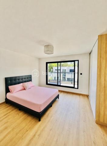 Dans un secteur résidentiel calme et recherché de Saint-Erblon, découvrez cette superbe maison contemporaine de 2023 aux lignes modernes et aux volumes généreux.

Édifiée sur un terrain de 401 m², cette maison familiale a été pensée pour offrir confort, luminosité et fonctionnalité au quotidien.

Dès l’entrée, vous serez séduits par le vide sur séjour qui apporte une sensation d’espace remarquable et une belle hauteur sous plafond. La vaste pièce de vie traversante profite d’une luminosité exceptionnelle grâce à ses larges ouvertures et à sa double exposition.

La cuisine moderne, aménagée et entièrement équipée, s’ouvre harmonieusement sur l’espace salon-séjour afin de créer un lieu de vie convivial et chaleureux.

Le rez-de-chaussée propose également une belle suite parentale avec dressing et salle d’eau privative, une buanderie indépendante ainsi qu’un accès direct au garage.

À l’étage, une grande mezzanine dessert trois chambres avec rangements intégrés, dont deux avec accès à un agréable toit-terrasse. Une grande salle de bain lumineuse avec baignoire, douche et double vasque complète cet espace nuit.

Côté extérieur, vous profiterez d’un jardin entièrement clos ainsi que d’une terrasse exposée sud-est, idéale pour partager des moments en famille ou entre amis.

Les atouts :

- Maison contemporaine de 2023
- Terrain de 401 m²
- Très beaux volumes
- Excellente luminosité
- Prestations de qualité
- Suite parentale au rez-de-chaussée
- Garage + buanderie
- Quartier calme et familial

Une maison moderne, spacieuse et clé en main, idéale pour une famille recherchant confort et qualité de vie à proximité de Rennes.

Surface habitable : 149 m²
DPE : A
Montant estimé des dépenses annuelles d’énergie : entre 490 € et 700 €