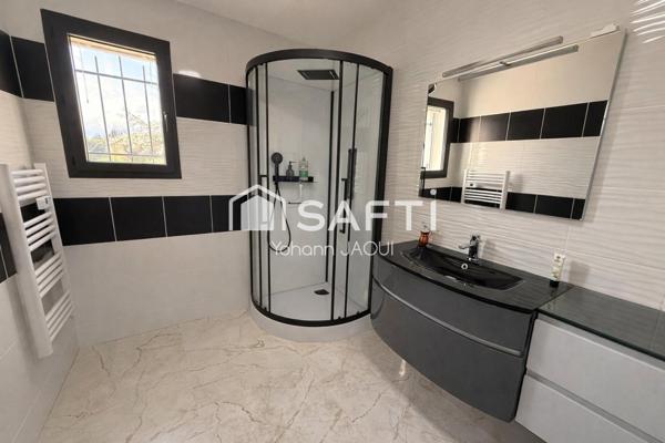 Villa contemporaine T5 neuve de plain-pied, piscine et pool-house, terrain plat de 2 117 m²