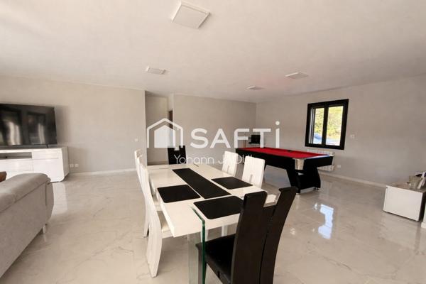 Villa contemporaine T5 neuve de plain-pied, piscine et pool-house, terrain plat de 2 117 m²