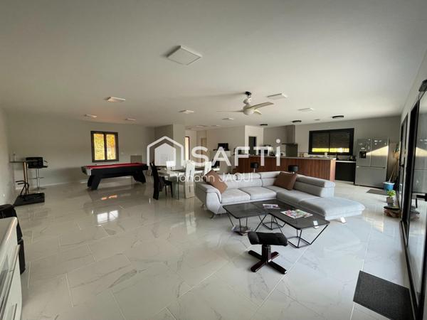 Villa contemporaine T5 neuve de plain-pied, piscine et pool-house, terrain plat de 2 117 m²