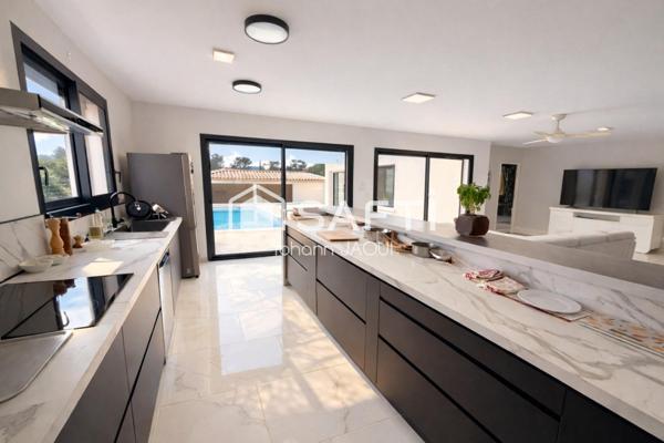 Villa contemporaine T5 neuve de plain-pied, piscine et pool-house, terrain plat de 2 117 m²