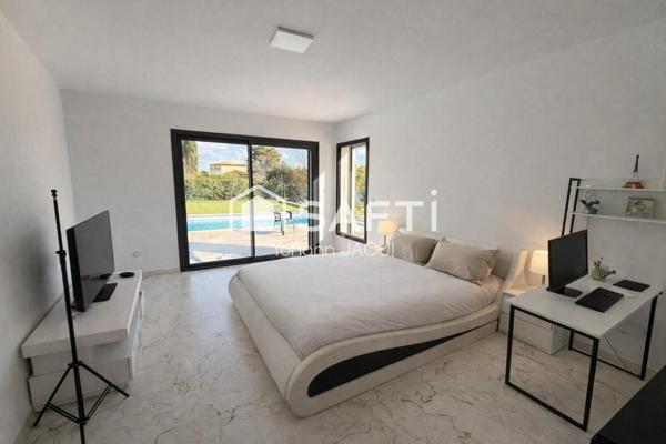 Villa contemporaine T5 neuve de plain-pied, piscine et pool-house, terrain plat de 2 117 m²