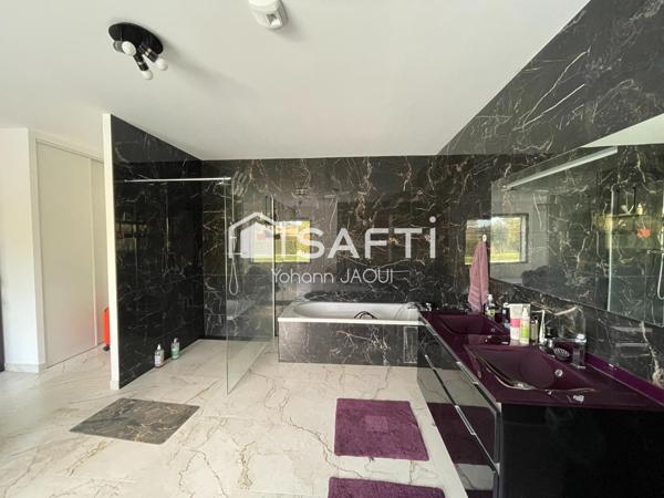 Villa contemporaine T5 neuve de plain-pied, piscine et pool-house, terrain plat de 2 117 m²