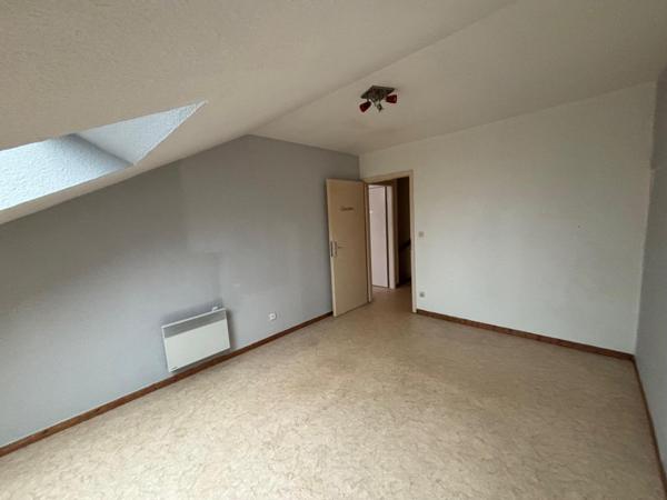 appartement avec petit espacce vert et garage