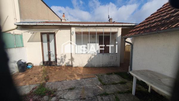 petit immeuble de deux appartement proche des grandes entreprises du Creusot et des universités .