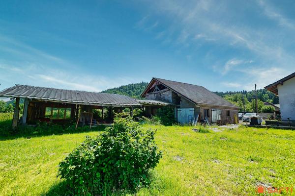 Vaste demeure familiale avec séjour de 66 m² et grand terrain