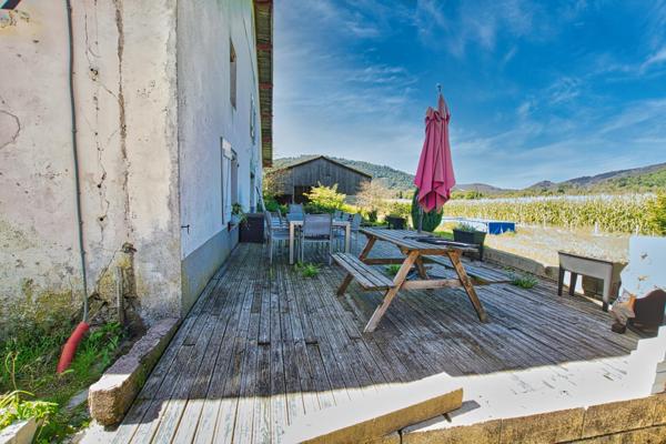 Vaste demeure familiale avec séjour de 66 m² et grand terrain