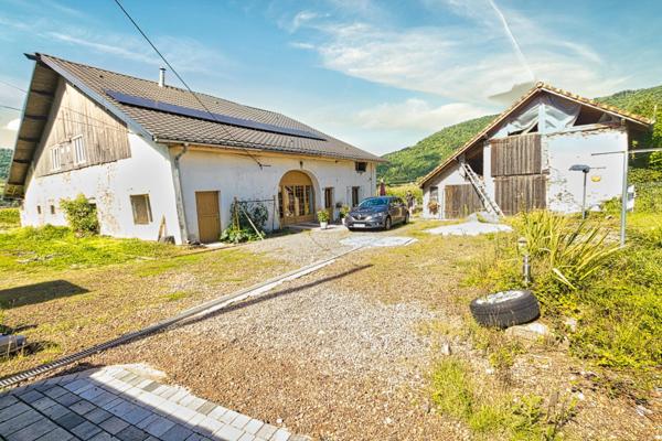 Vaste demeure familiale avec séjour de 66 m² et grand terrain