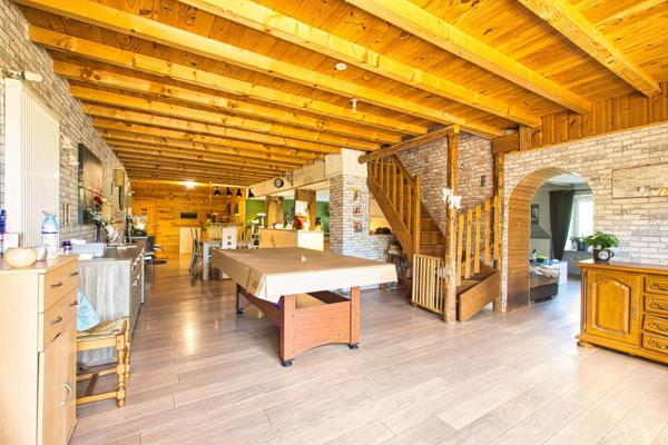 Vaste demeure familiale avec séjour de 66 m² et grand terrain