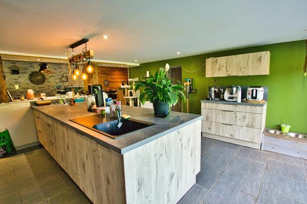 Vaste demeure familiale avec séjour de 66 m² et grand terrain