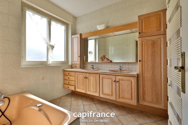 Maison sur 3 niveaux de 285m² habitables (373m² au sol) edifiée sur parcelle de 900m² avec possibilité d'appartement indépendant