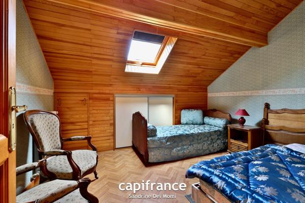 Maison sur 3 niveaux de 285m² habitables (373m² au sol) edifiée sur parcelle de 900m² avec possibilité d'appartement indépendant