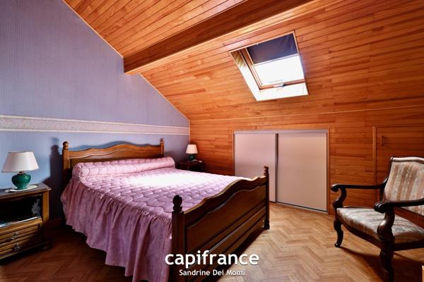 Maison sur 3 niveaux de 285m² habitables (373m² au sol) edifiée sur parcelle de 900m² avec possibilité d'appartement indépendant