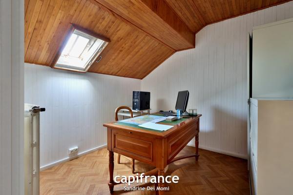 Maison sur 3 niveaux de 285m² habitables (373m² au sol) edifiée sur parcelle de 900m² avec possibilité d'appartement indépendant