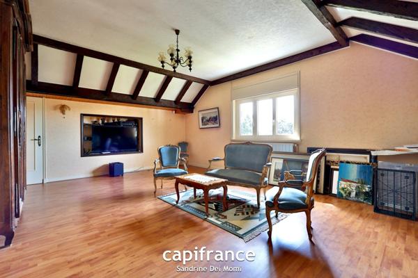 Maison sur 3 niveaux de 285m² habitables (373m² au sol) edifiée sur parcelle de 900m² avec possibilité d'appartement indépendant