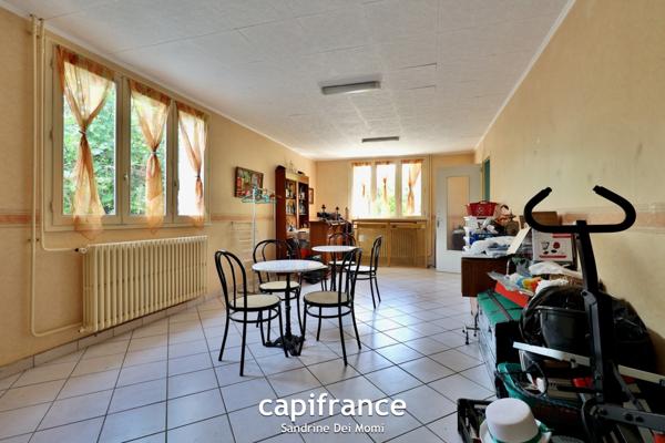 Maison sur 3 niveaux de 285m² habitables (373m² au sol) edifiée sur parcelle de 900m² avec possibilité d'appartement indépendant