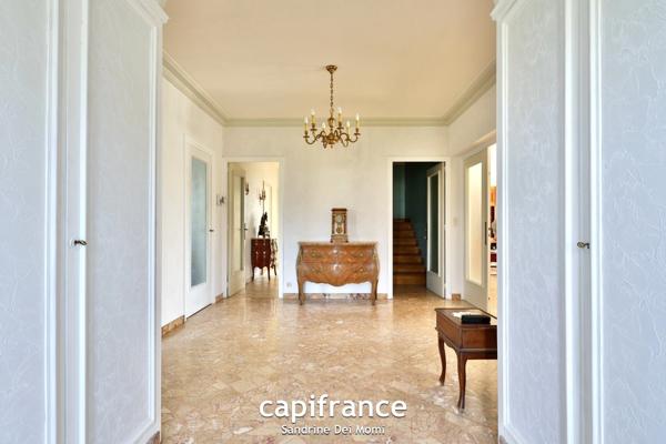 Maison sur 3 niveaux de 285m² habitables (373m² au sol) edifiée sur parcelle de 900m² avec possibilité d'appartement indépendant