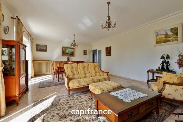 Maison sur 3 niveaux de 285m² habitables (373m² au sol) edifiée sur parcelle de 900m² avec possibilité d'appartement indépendant