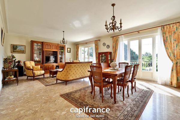 Maison sur 3 niveaux de 285m² habitables (373m² au sol) edifiée sur parcelle de 900m² avec possibilité d'appartement indépendant