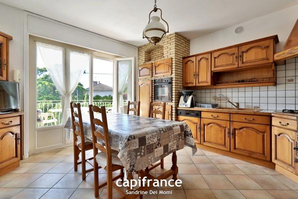 Maison sur 3 niveaux de 285m² habitables (373m² au sol) edifiée sur parcelle de 900m² avec possibilité d'appartement indépendant