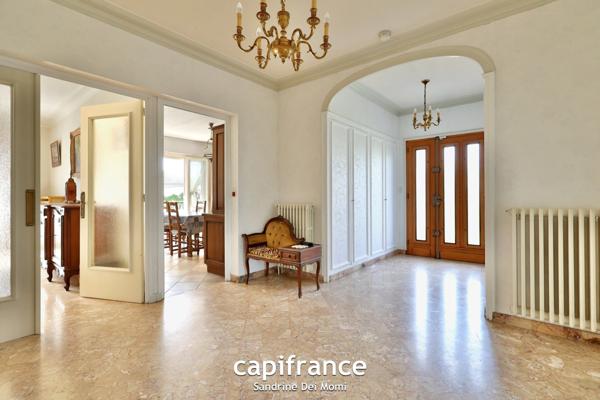 Maison sur 3 niveaux de 285m² habitables (373m² au sol) edifiée sur parcelle de 900m² avec possibilité d'appartement indépendant