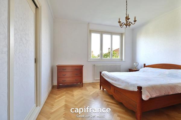 Maison sur 3 niveaux de 285m² habitables (373m² au sol) edifiée sur parcelle de 900m² avec possibilité d'appartement indépendant