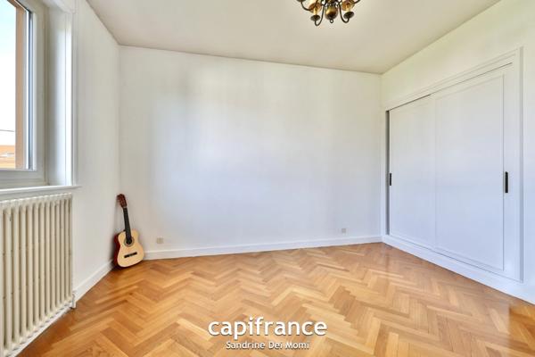 Maison sur 3 niveaux de 285m² habitables (373m² au sol) edifiée sur parcelle de 900m² avec possibilité d'appartement indépendant