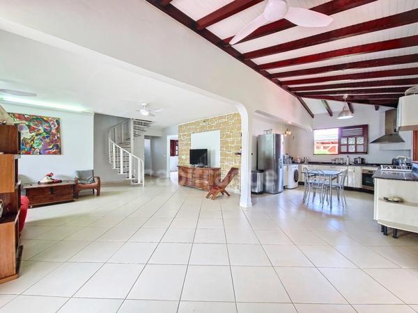 À vendre - CAPESTERRE-BELLE-EAU, maison 4 chambres + bungalow indépendant