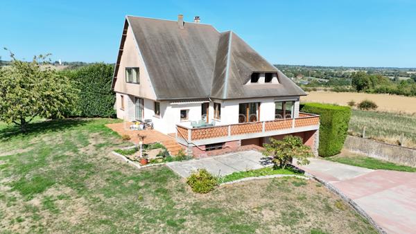 Pavillon familial avec 5 chambres, vie de plain-pied et beaux volumes – secteur Sainte-Gauburge-Sainte-Colombe
À seulement 5 minutes de Sainte-Gauburge-Sainte-Colombe , dans un secteur apprécié pour son environnement agréable et sa proximité avec les commodités, et à 15 minutes de L’Aigle et de sa gare reliant Paris-Montparnasse et à égale distance de la bretelle de l'A28,  je vous propose ce charmant pavillon familial offrant de beaux volumes et de nombreuses possibilités.
Dès l’entrée, vous découvrirez une cuisine aménagée et équipée, ainsi qu’un spacieux salon séjour chaleureux avec insert à bois tubé, idéal pour les moments en famille. Une véranda non chauffée vient compléter cet espace et permet de profiter pleinement de la luminosité et du jardin.
Le rez-de-chaussée offre une véritable possibilité de vie de plain-pied , avec trois chambres, une salle de bains équipée d’une douche, d’une baignoire et d’un bidet, ainsi qu’un WC indépendant.
À l’étage, un palier dessert un bureau, deux chambres supplémentaires, une salle de bains et un WC. Un grenier aménageable d’environ 45 m² constitue un véritable potentiel supplémentaire pour créer de nouveaux espaces selon vos envies : chambres, salle de jeux, bureau ou espace de loisirs.
La maison bénéficie également d’un sous-sol complet , composé d’un atelier, d’une chaufferie et d’un garage. Une partie du sous-sol permet de stationner des véhicules de grande hauteur, notamment un camping-car , un atout particulièrement appréciable.
À l’extérieur, vous profiterez d’un terrain entièrement clos et arboré , offrant un cadre agréable et préservé. Une terrasse exposée plein sud, équipée d’un store banne, vous permettra de profiter des beaux jours en toute tranquillité.
À l’arrière de la propriété, vous disposerez également d’un hangar de stockage, ainsi que d’une seconde dépendance en sous-sol, pouvant notamment accueillir un véhicule.
Un bien familial aux multiples atouts : 5 chambres, vie de plain-pied, sous-sol, grenier aménageable, dépendances et terrain clos et arboré, assainissement individuel conforme.
Sa proximité immédiate de Sainte-Gauburge-Sainte-Colombe , ainsi que son accès rapide à L’Aigle et à sa gare en direction de Paris Montparnasse, en font une propriété idéale pour une famille souhaitant profiter d’un environnement agréable tout en restant facilement connectée aux principaux services et transports.