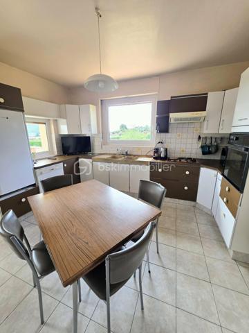 Pavillon familial avec 5 chambres, vie de plain-pied et beaux volumes – secteur Sainte-Gauburge-Sainte-Colombe
À seulement 5 minutes de Sainte-Gauburge-Sainte-Colombe , dans un secteur apprécié pour son environnement agréable et sa proximité avec les commodités, et à 15 minutes de L’Aigle et de sa gare reliant Paris-Montparnasse et à égale distance de la bretelle de l'A28,  je vous propose ce charmant pavillon familial offrant de beaux volumes et de nombreuses possibilités.
Dès l’entrée, vous découvrirez une cuisine aménagée et équipée, ainsi qu’un spacieux salon séjour chaleureux avec insert à bois tubé, idéal pour les moments en famille. Une véranda non chauffée vient compléter cet espace et permet de profiter pleinement de la luminosité et du jardin.
Le rez-de-chaussée offre une véritable possibilité de vie de plain-pied , avec trois chambres, une salle de bains équipée d’une douche, d’une baignoire et d’un bidet, ainsi qu’un WC indépendant.
À l’étage, un palier dessert un bureau, deux chambres supplémentaires, une salle de bains et un WC. Un grenier aménageable d’environ 45 m² constitue un véritable potentiel supplémentaire pour créer de nouveaux espaces selon vos envies : chambres, salle de jeux, bureau ou espace de loisirs.
La maison bénéficie également d’un sous-sol complet , composé d’un atelier, d’une chaufferie et d’un garage. Une partie du sous-sol permet de stationner des véhicules de grande hauteur, notamment un camping-car , un atout particulièrement appréciable.
À l’extérieur, vous profiterez d’un terrain entièrement clos et arboré , offrant un cadre agréable et préservé. Une terrasse exposée plein sud, équipée d’un store banne, vous permettra de profiter des beaux jours en toute tranquillité.
À l’arrière de la propriété, vous disposerez également d’un hangar de stockage, ainsi que d’une seconde dépendance en sous-sol, pouvant notamment accueillir un véhicule.
Un bien familial aux multiples atouts : 5 chambres, vie de plain-pied, sous-sol, grenier aménageable, dépendances et terrain clos et arboré, assainissement individuel conforme.
Sa proximité immédiate de Sainte-Gauburge-Sainte-Colombe , ainsi que son accès rapide à L’Aigle et à sa gare en direction de Paris Montparnasse, en font une propriété idéale pour une famille souhaitant profiter d’un environnement agréable tout en restant facilement connectée aux principaux services et transports.
