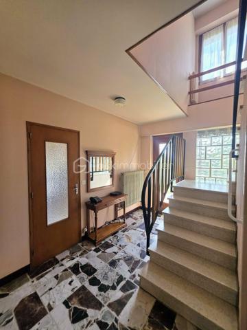 Pavillon familial avec 5 chambres, vie de plain-pied et beaux volumes – secteur Sainte-Gauburge-Sainte-Colombe
À seulement 5 minutes de Sainte-Gauburge-Sainte-Colombe , dans un secteur apprécié pour son environnement agréable et sa proximité avec les commodités, et à 15 minutes de L’Aigle et de sa gare reliant Paris-Montparnasse et à égale distance de la bretelle de l'A28,  je vous propose ce charmant pavillon familial offrant de beaux volumes et de nombreuses possibilités.
Dès l’entrée, vous découvrirez une cuisine aménagée et équipée, ainsi qu’un spacieux salon séjour chaleureux avec insert à bois tubé, idéal pour les moments en famille. Une véranda non chauffée vient compléter cet espace et permet de profiter pleinement de la luminosité et du jardin.
Le rez-de-chaussée offre une véritable possibilité de vie de plain-pied , avec trois chambres, une salle de bains équipée d’une douche, d’une baignoire et d’un bidet, ainsi qu’un WC indépendant.
À l’étage, un palier dessert un bureau, deux chambres supplémentaires, une salle de bains et un WC. Un grenier aménageable d’environ 45 m² constitue un véritable potentiel supplémentaire pour créer de nouveaux espaces selon vos envies : chambres, salle de jeux, bureau ou espace de loisirs.
La maison bénéficie également d’un sous-sol complet , composé d’un atelier, d’une chaufferie et d’un garage. Une partie du sous-sol permet de stationner des véhicules de grande hauteur, notamment un camping-car , un atout particulièrement appréciable.
À l’extérieur, vous profiterez d’un terrain entièrement clos et arboré , offrant un cadre agréable et préservé. Une terrasse exposée plein sud, équipée d’un store banne, vous permettra de profiter des beaux jours en toute tranquillité.
À l’arrière de la propriété, vous disposerez également d’un hangar de stockage, ainsi que d’une seconde dépendance en sous-sol, pouvant notamment accueillir un véhicule.
Un bien familial aux multiples atouts : 5 chambres, vie de plain-pied, sous-sol, grenier aménageable, dépendances et terrain clos et arboré, assainissement individuel conforme.
Sa proximité immédiate de Sainte-Gauburge-Sainte-Colombe , ainsi que son accès rapide à L’Aigle et à sa gare en direction de Paris Montparnasse, en font une propriété idéale pour une famille souhaitant profiter d’un environnement agréable tout en restant facilement connectée aux principaux services et transports.