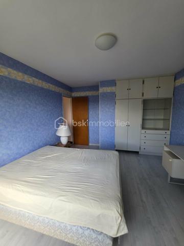 Pavillon familial avec 5 chambres, vie de plain-pied et beaux volumes – secteur Sainte-Gauburge-Sainte-Colombe
À seulement 5 minutes de Sainte-Gauburge-Sainte-Colombe , dans un secteur apprécié pour son environnement agréable et sa proximité avec les commodités, et à 15 minutes de L’Aigle et de sa gare reliant Paris-Montparnasse et à égale distance de la bretelle de l'A28,  je vous propose ce charmant pavillon familial offrant de beaux volumes et de nombreuses possibilités.
Dès l’entrée, vous découvrirez une cuisine aménagée et équipée, ainsi qu’un spacieux salon séjour chaleureux avec insert à bois tubé, idéal pour les moments en famille. Une véranda non chauffée vient compléter cet espace et permet de profiter pleinement de la luminosité et du jardin.
Le rez-de-chaussée offre une véritable possibilité de vie de plain-pied , avec trois chambres, une salle de bains équipée d’une douche, d’une baignoire et d’un bidet, ainsi qu’un WC indépendant.
À l’étage, un palier dessert un bureau, deux chambres supplémentaires, une salle de bains et un WC. Un grenier aménageable d’environ 45 m² constitue un véritable potentiel supplémentaire pour créer de nouveaux espaces selon vos envies : chambres, salle de jeux, bureau ou espace de loisirs.
La maison bénéficie également d’un sous-sol complet , composé d’un atelier, d’une chaufferie et d’un garage. Une partie du sous-sol permet de stationner des véhicules de grande hauteur, notamment un camping-car , un atout particulièrement appréciable.
À l’extérieur, vous profiterez d’un terrain entièrement clos et arboré , offrant un cadre agréable et préservé. Une terrasse exposée plein sud, équipée d’un store banne, vous permettra de profiter des beaux jours en toute tranquillité.
À l’arrière de la propriété, vous disposerez également d’un hangar de stockage, ainsi que d’une seconde dépendance en sous-sol, pouvant notamment accueillir un véhicule.
Un bien familial aux multiples atouts : 5 chambres, vie de plain-pied, sous-sol, grenier aménageable, dépendances et terrain clos et arboré, assainissement individuel conforme.
Sa proximité immédiate de Sainte-Gauburge-Sainte-Colombe , ainsi que son accès rapide à L’Aigle et à sa gare en direction de Paris Montparnasse, en font une propriété idéale pour une famille souhaitant profiter d’un environnement agréable tout en restant facilement connectée aux principaux services et transports.