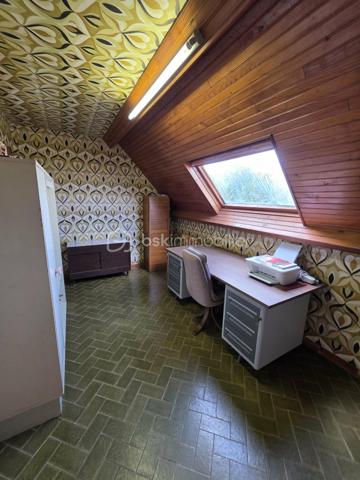 Pavillon familial avec 5 chambres, vie de plain-pied et beaux volumes – secteur Sainte-Gauburge-Sainte-Colombe
À seulement 5 minutes de Sainte-Gauburge-Sainte-Colombe , dans un secteur apprécié pour son environnement agréable et sa proximité avec les commodités, et à 15 minutes de L’Aigle et de sa gare reliant Paris-Montparnasse et à égale distance de la bretelle de l'A28,  je vous propose ce charmant pavillon familial offrant de beaux volumes et de nombreuses possibilités.
Dès l’entrée, vous découvrirez une cuisine aménagée et équipée, ainsi qu’un spacieux salon séjour chaleureux avec insert à bois tubé, idéal pour les moments en famille. Une véranda non chauffée vient compléter cet espace et permet de profiter pleinement de la luminosité et du jardin.
Le rez-de-chaussée offre une véritable possibilité de vie de plain-pied , avec trois chambres, une salle de bains équipée d’une douche, d’une baignoire et d’un bidet, ainsi qu’un WC indépendant.
À l’étage, un palier dessert un bureau, deux chambres supplémentaires, une salle de bains et un WC. Un grenier aménageable d’environ 45 m² constitue un véritable potentiel supplémentaire pour créer de nouveaux espaces selon vos envies : chambres, salle de jeux, bureau ou espace de loisirs.
La maison bénéficie également d’un sous-sol complet , composé d’un atelier, d’une chaufferie et d’un garage. Une partie du sous-sol permet de stationner des véhicules de grande hauteur, notamment un camping-car , un atout particulièrement appréciable.
À l’extérieur, vous profiterez d’un terrain entièrement clos et arboré , offrant un cadre agréable et préservé. Une terrasse exposée plein sud, équipée d’un store banne, vous permettra de profiter des beaux jours en toute tranquillité.
À l’arrière de la propriété, vous disposerez également d’un hangar de stockage, ainsi que d’une seconde dépendance en sous-sol, pouvant notamment accueillir un véhicule.
Un bien familial aux multiples atouts : 5 chambres, vie de plain-pied, sous-sol, grenier aménageable, dépendances et terrain clos et arboré, assainissement individuel conforme.
Sa proximité immédiate de Sainte-Gauburge-Sainte-Colombe , ainsi que son accès rapide à L’Aigle et à sa gare en direction de Paris Montparnasse, en font une propriété idéale pour une famille souhaitant profiter d’un environnement agréable tout en restant facilement connectée aux principaux services et transports.